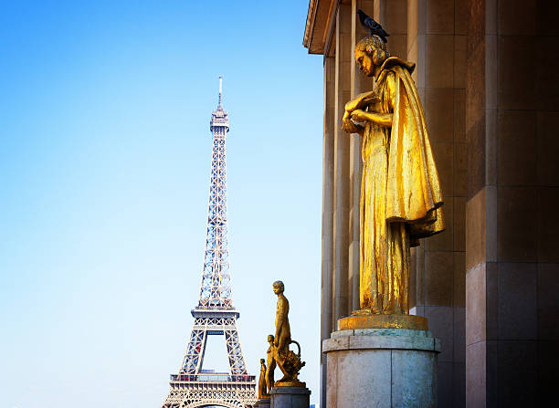 istock eiffel tour and statues of Trocadero 611105752