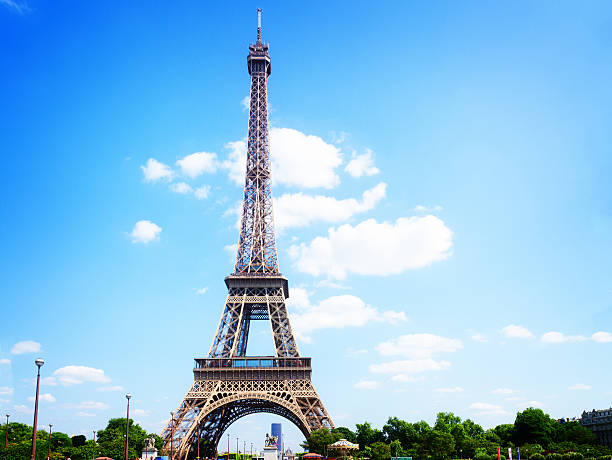 istock eiffel tour over Seine river 611105818