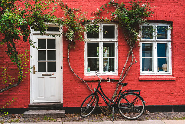 ulica, ściana i rower w kopenhadze - denmark copenhagen brick street zdjęcia i obrazy z banku zdjęć