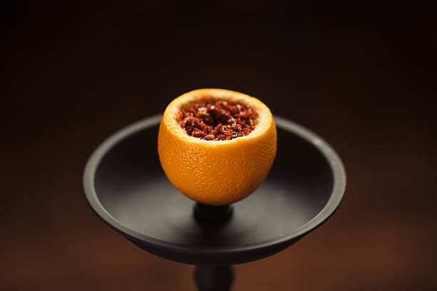 приготовление к курению фруктового оранжевого аромата кальяна. - tobaco стоковые фото и изображения
