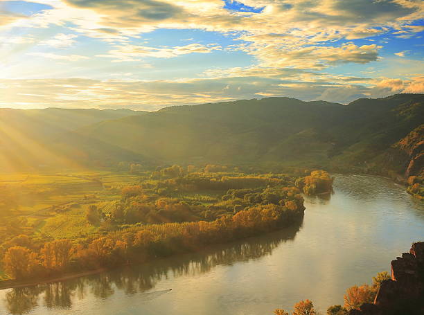 sol se pondo sobre o danúbio - danube river danube valley austria valley - fotografias e filmes do acervo