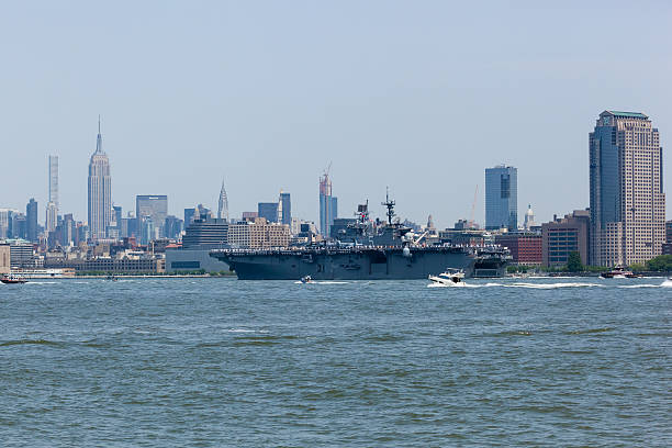 uss bataan am hudson river - miltary stock-fotos und bilder