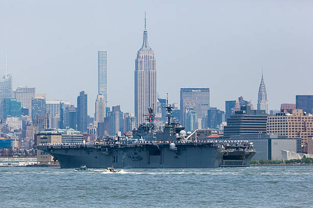 uss bataan am hudson river - miltary stock-fotos und bilder