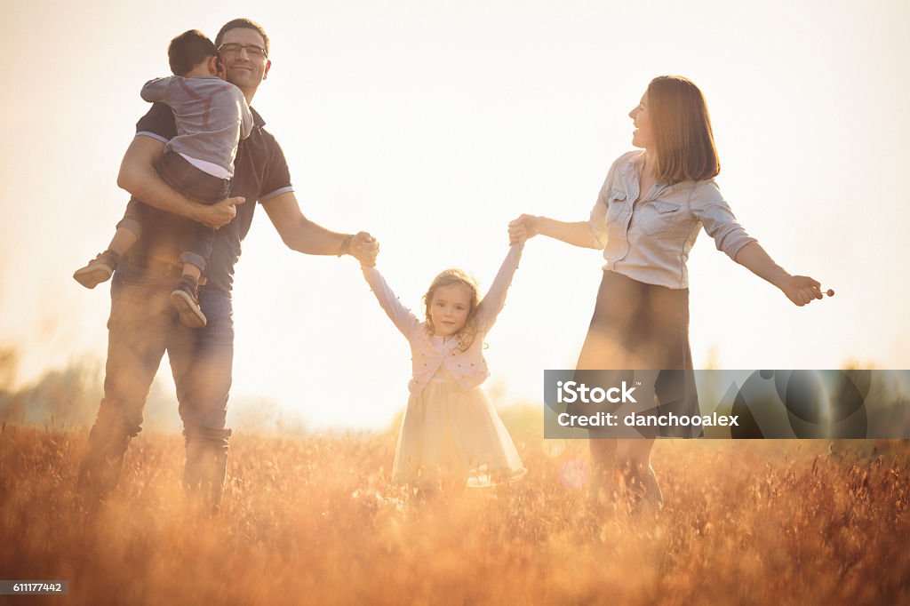 Glückliche Familie im Freien Spaß - Lizenzfrei Familie Stock-Foto