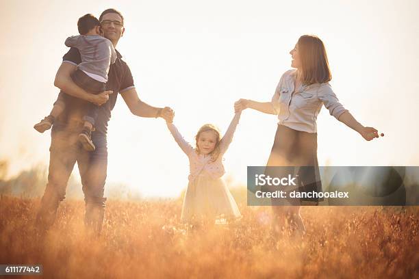 Glückliche Familie Im Freien Spaß Stockfoto und mehr Bilder von Familie - Familie, Wärme, Feld