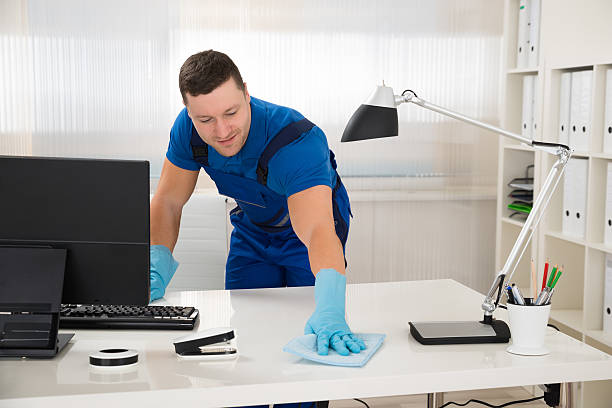 istock Worker Cleaning Desk With Sponge 611180452