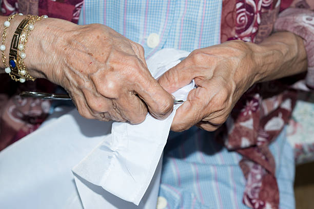 cucito persona anziana - knitting arthritis human hand women foto e immagini stock