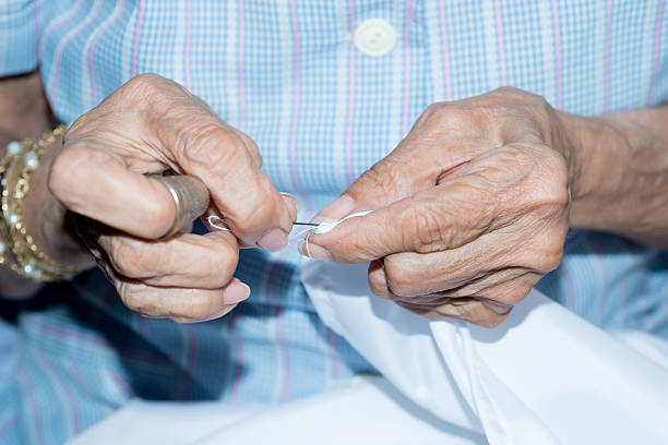 sewing elderly person - knitting arthritis human hand women imagens e fotografias de stock