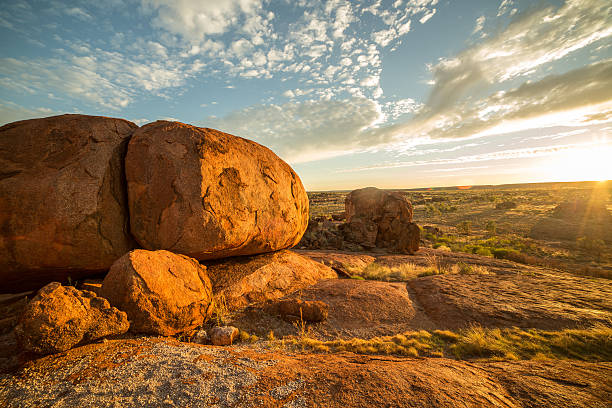 日の出の悪魔の大理石 - devils marbles ストックフォトと画像