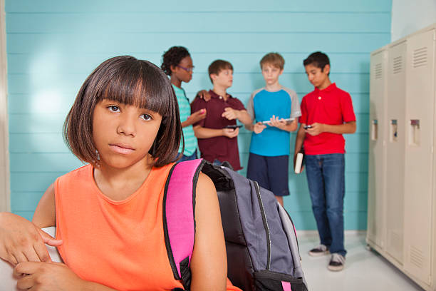 des amis adolescents intimident un camarade de classe dans le couloir de l’école. - african descent confidence african culture education photos et images de collection