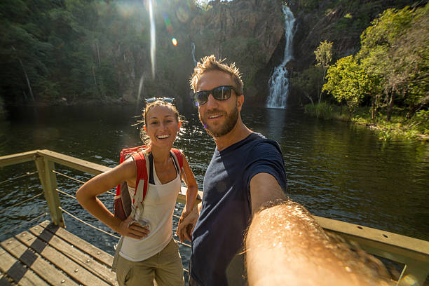 couple voyageant prendre selfie aux cascades - emu australia northern territory outback photos et images de collection