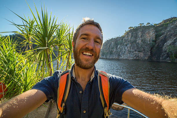 un jeune voyageur prend un selfie dans un paysage spectaculaire - northern territory flash photos et images de collection