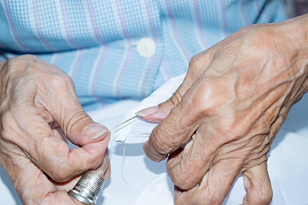 sewing elderly person - knitting arthritis human hand women imagens e fotografias de stock