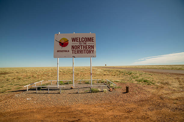 benvenuti nel territorio del nord - outback australia australian culture land foto e immagini stock