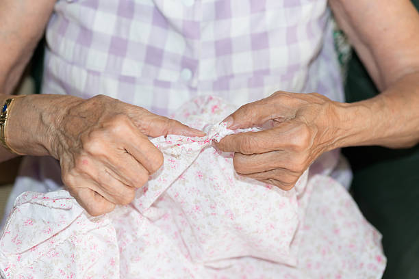 sewing elderly person - knitting arthritis human hand women imagens e fotografias de stock