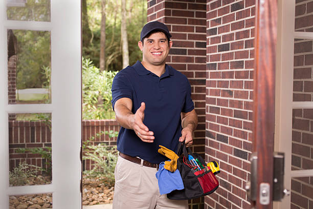 istock Latin descent repairman at customer's front door. 611189420