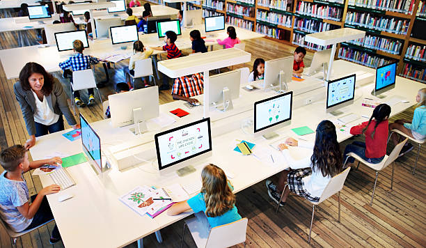 arbeitszimmer akademisches lernen lernen lernen im klassenzimmer internet konzept - school library stock-fotos und bilder