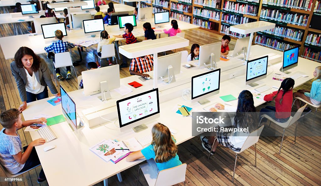 Studio studiano saperne di apprendimento in Aula concetto di Internet - Foto stock royalty-free di Educazione