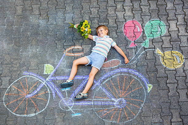 bambino che si diverte con la foto gessetti bici - bicycle playing cards foto e immagini stock