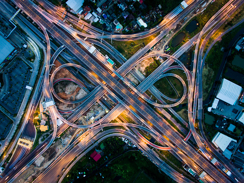 Cruce de carreteras desde la vista aérea photo