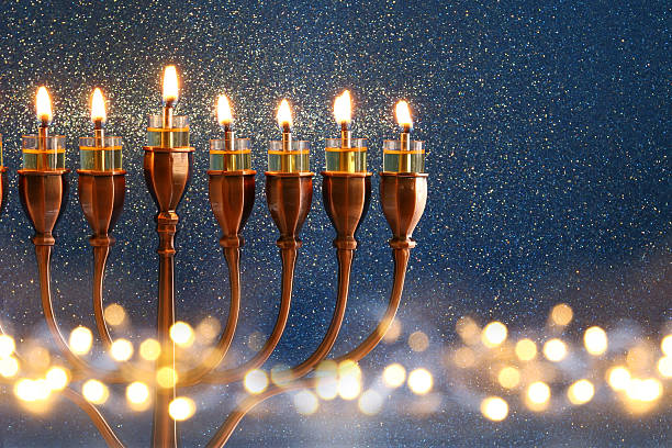 immagine low key dello sfondo della festa ebraica hanukkah - low key lighting foto e immagini stock