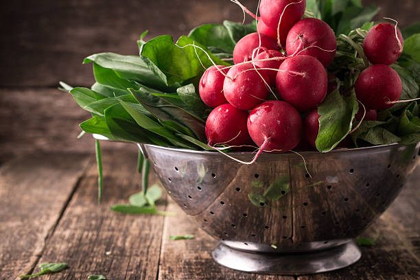 verduras frescas en un colador de metal, comida saludable - radish fotografías e imágenes de stock