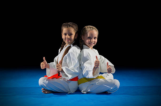 niños luchadores de artes marciales - karate child judo belt fotografías e imágenes de stock