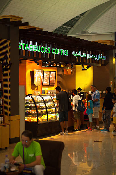 очередь в starbucks - starbucks coffee coffee shop women стоковые фото и изображения