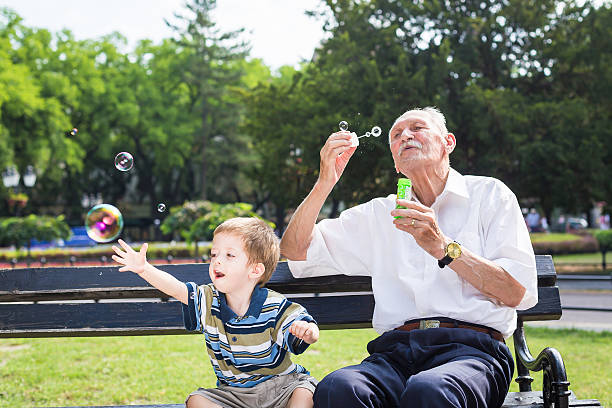 dziadek dmuchanie bańki mydlane do wnuka - grandfather baby grandson grandparent zdjęcia i obrazy z banku zdjęć