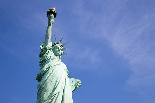 estatua de la libertad, ciudad de nueva york - panoramic international landmark national landmark famous place fotografías e imágenes de stock