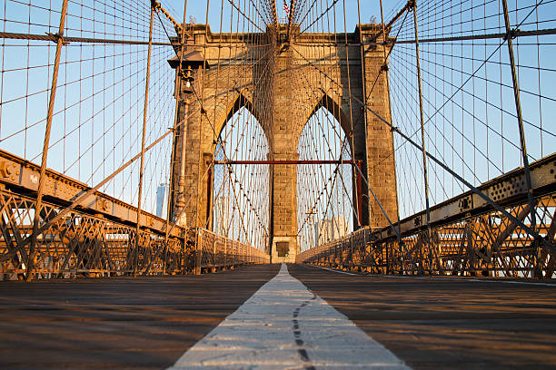 бруклинский мост на рассвете, нью-йорк - footpath lower manhattan horizontal new york city стоковые фото и изображения