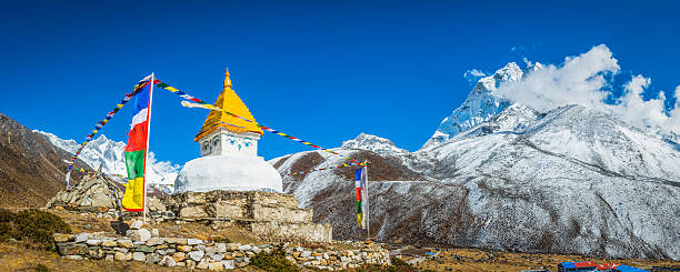 la oración budista banderas stupa santuario en lo alto de las montañas del himalaya nepal - many colored prayer flags fotografías e imágenes de stock