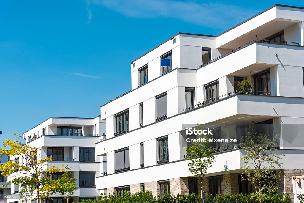 Weiße moderne Stadthäuser in Deutschland - Lizenzfrei Mehrfamilienhaus Stock-Foto
