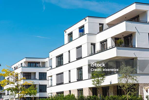 Weiße Moderne Stadthäuser In Deutschland Stockfoto und mehr Bilder von Mehrfamilienhaus - Mehrfamilienhaus, Modern, Außenaufnahme von Gebäuden