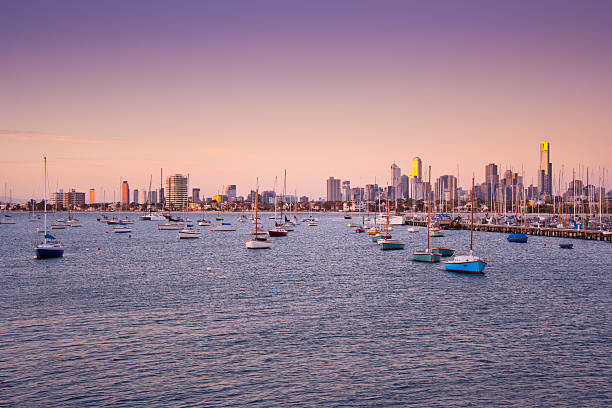 łodzie w porcie st. kilda z panoramą melbourne za - melbourne commercial dock harbor australia zdjęcia i obrazy z banku zdjęć