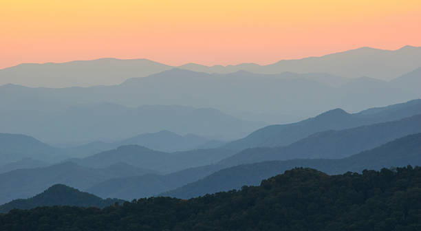 monti appalachi al crepuscolo - blue ridge mountains mountain range north carolina tennessee foto e immagini stock