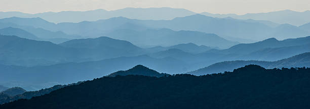 layers of mountain ridges - great smoky mountains great smoky mountains national park mountain smoke stock-fotos und bilder