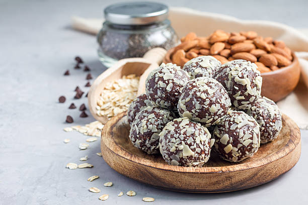 bolas de energia de chocolate paleo caseiro saudável, horizontal, espaço de cópia - plate ingredient food chocolate - fotografias e filmes do acervo