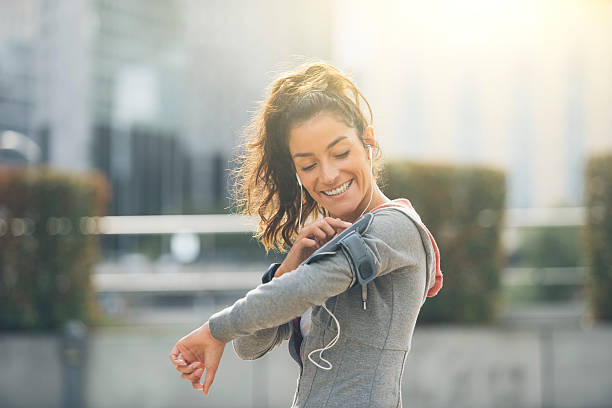 스마트 폰에서 헤드폰으로 음악을 듣고 주자 선수 - running jogging urban scene city life 뉴스 사진 이미지