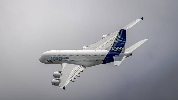 un airbus a380 de vol - airbus photos et images de collection