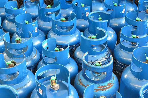 tanque azul de glp - liquid propane gas fotografías e imágenes de stock