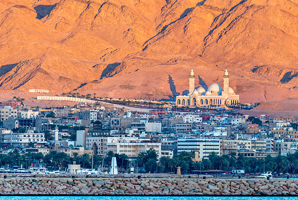 the biggest jordanian mosque, aqaba, jordan - gulf of aqaba imagens e fotografias de stock