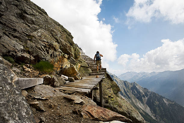 giovane escursionismo nel paesaggio montano panoramico delle Alpi Dolomitiche - foto stock