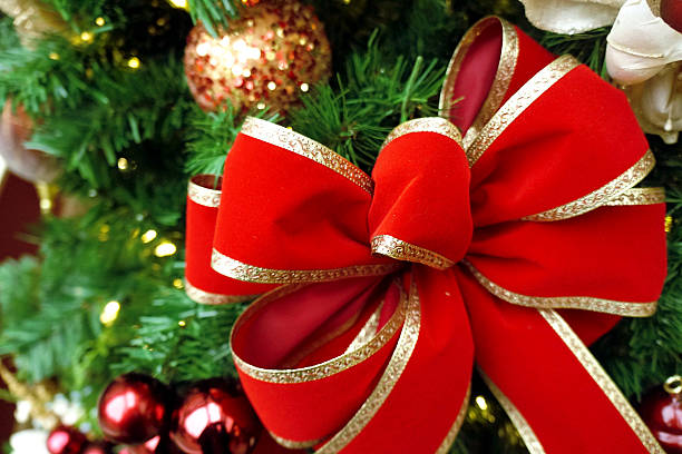 красная лента на елке - ribbon red bow christmas стоковые фото и изображения