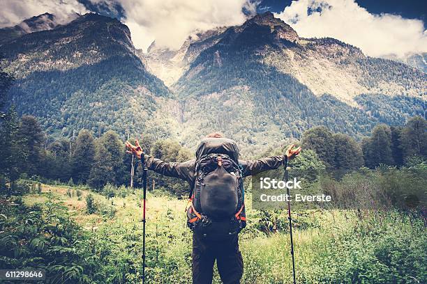 Glücklicher Mann Mit Rucksack Hände Angehoben Bergsteigen Travel Lifestyle Stockfoto und mehr Bilder von Abenteuer