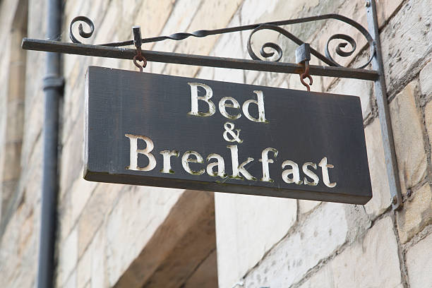 panneau chambre et petit déjeuner - bed and breakfast photos et images de collection