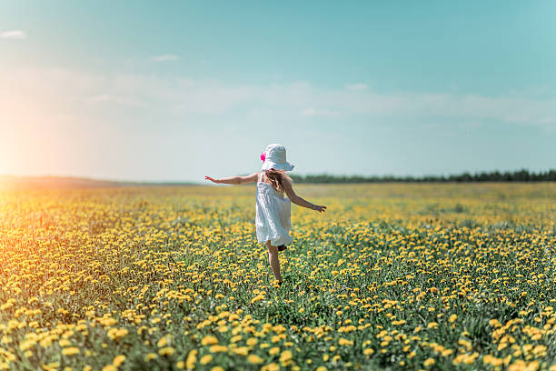 petite fille au champ de fleurs - portrait babies and children people nature photos et images de collection