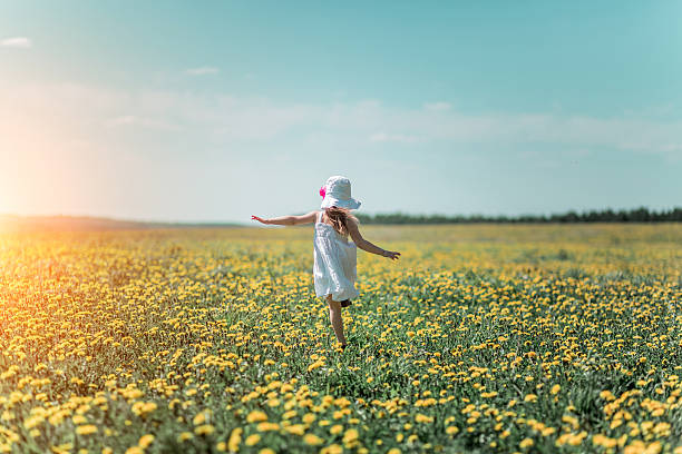menina no campo de flores - child little girls single flower flower - fotografias e filmes do acervo