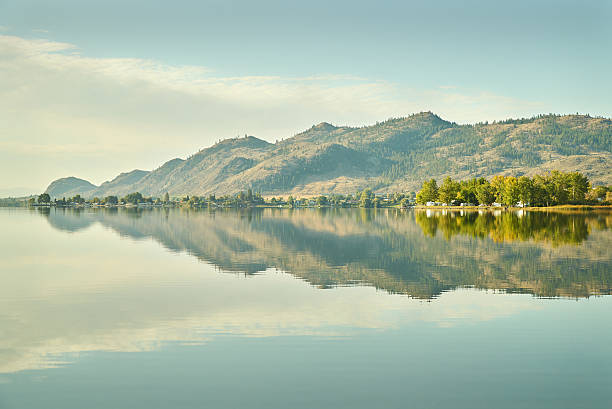osoyoos lake morning, columbia britannica - lake osoyoos foto e immagini stock