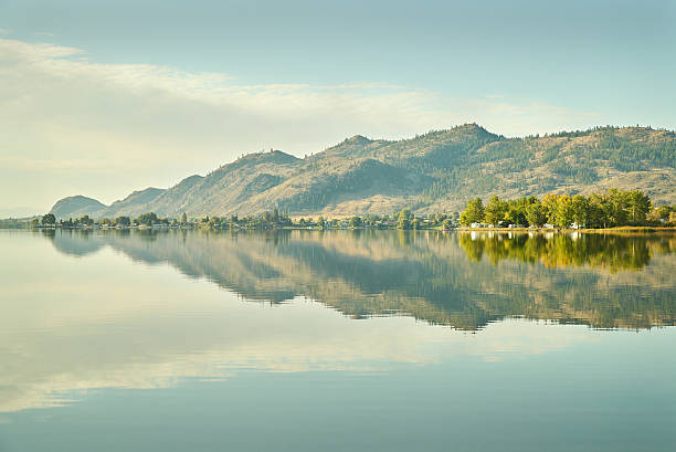 オソヨスレイクモーニング(ブリティッシュコロ�ンビア州) - lake osoyoos ストックフォトと画像